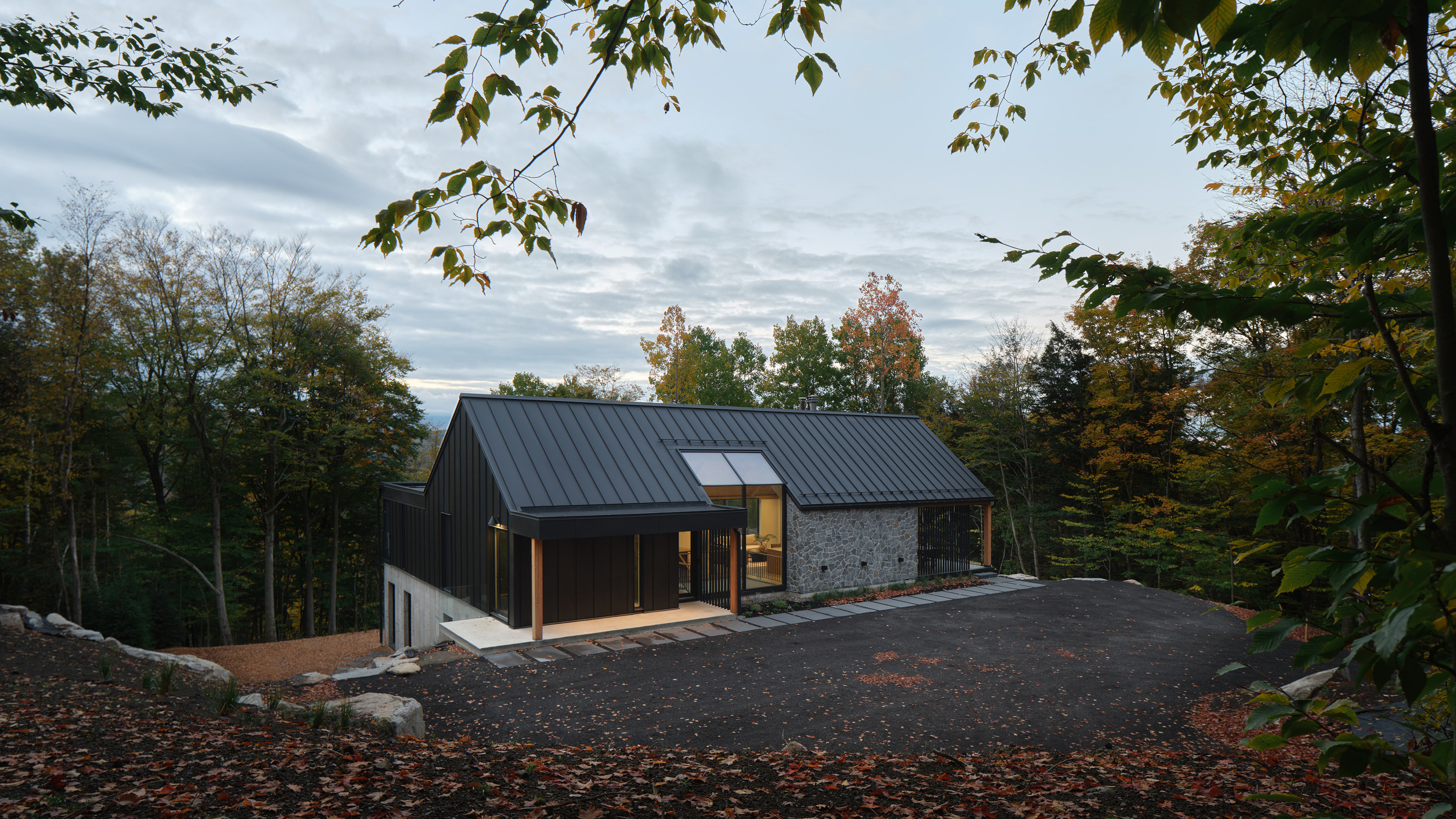 Mountainside Residence in Bromont, Quebec, by Muuk Architecture, a new Québec house 